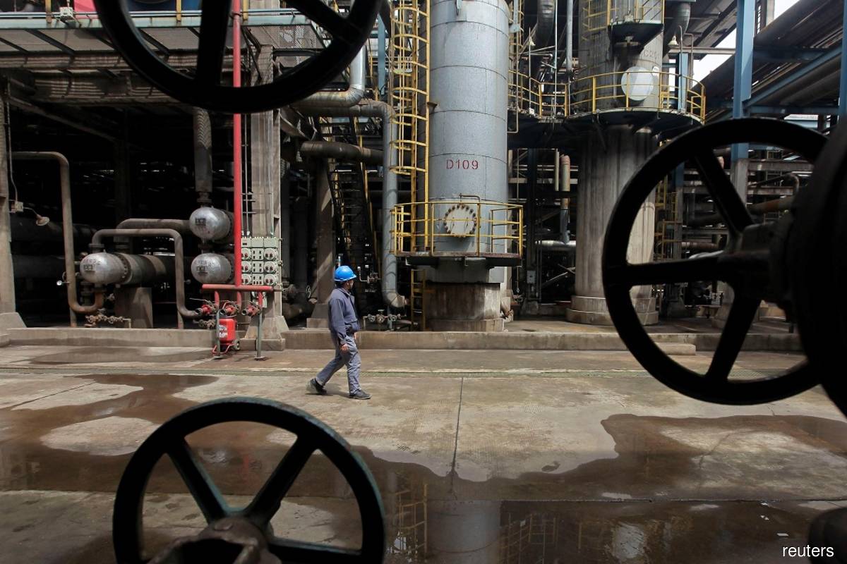 Oil prices steady as news of Saudi, Russia meeting calms investors